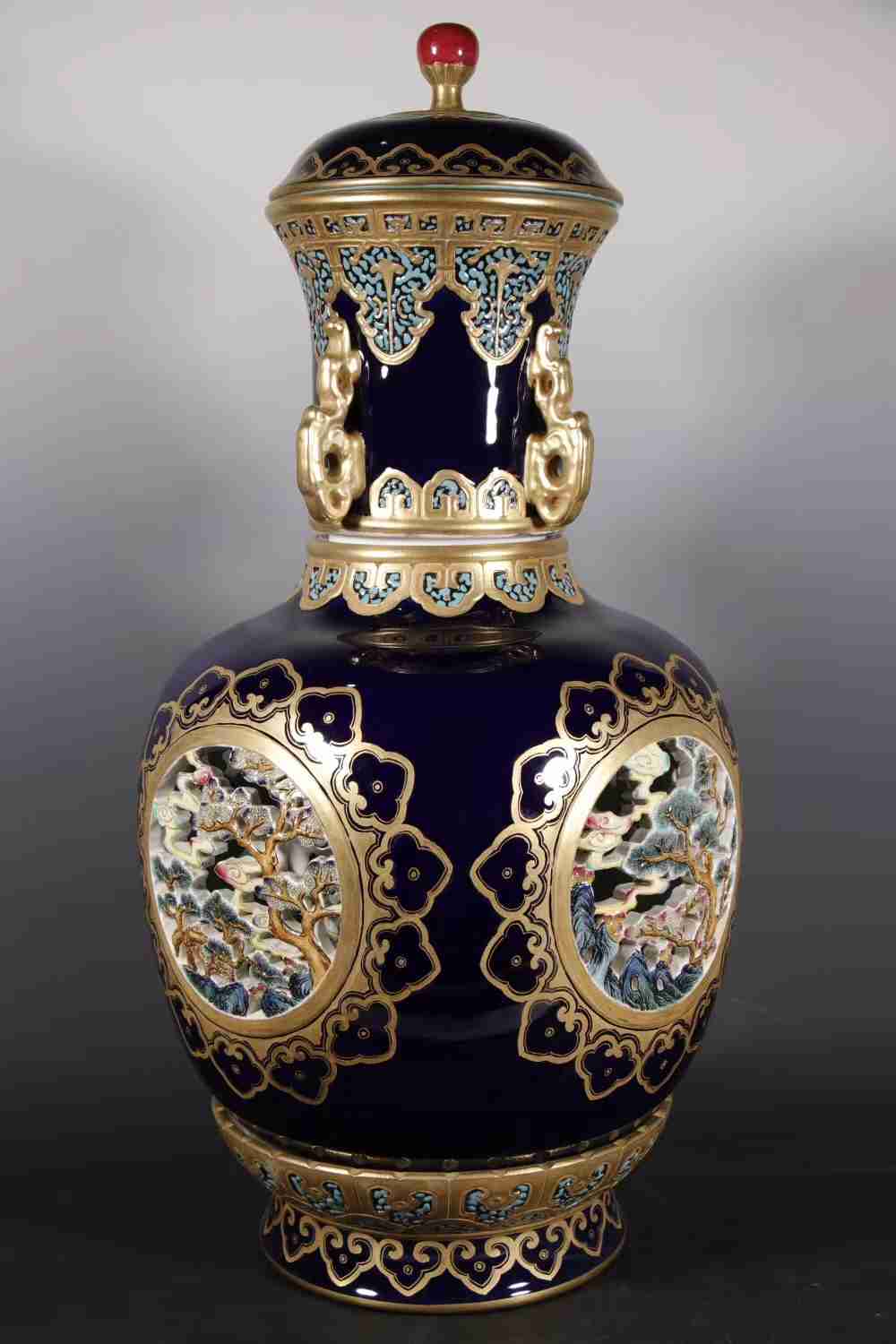 蓝釉粉彩转心瓶