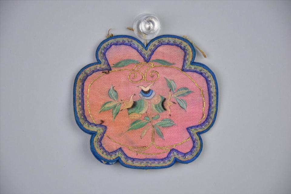 清红缎绣石榴纹片