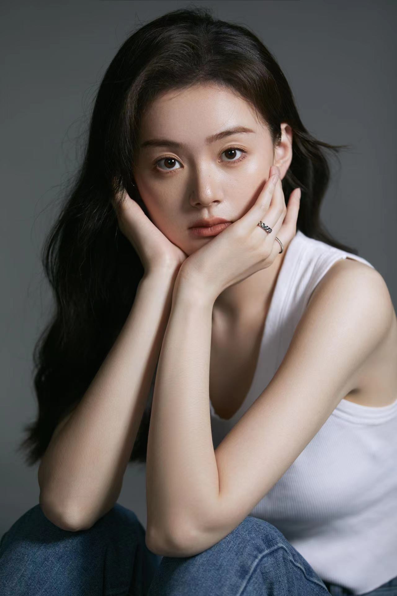 1997年10月14日出生于甘肃省平凉市,中国内地女演员