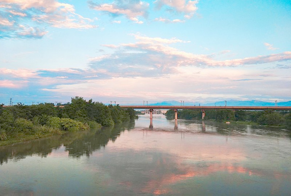  p>清白江,也作青白江,汉代称湔水,河口段也称中河(古称湔江).