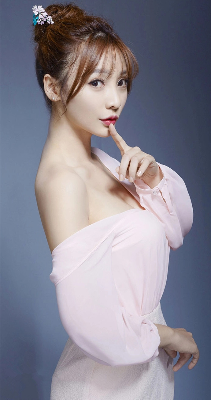  p>柳岩(ada),1980年11月8日出生于湖南省衡阳市,中国内地女演员,歌手