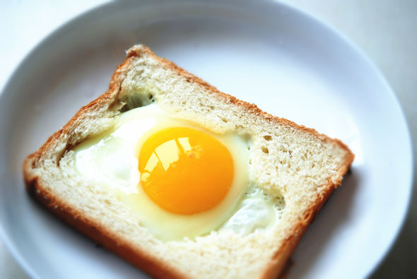  p>煎蛋土司是一种点心,主要原料有白土司,鸡蛋,主要辅料/调料有盐