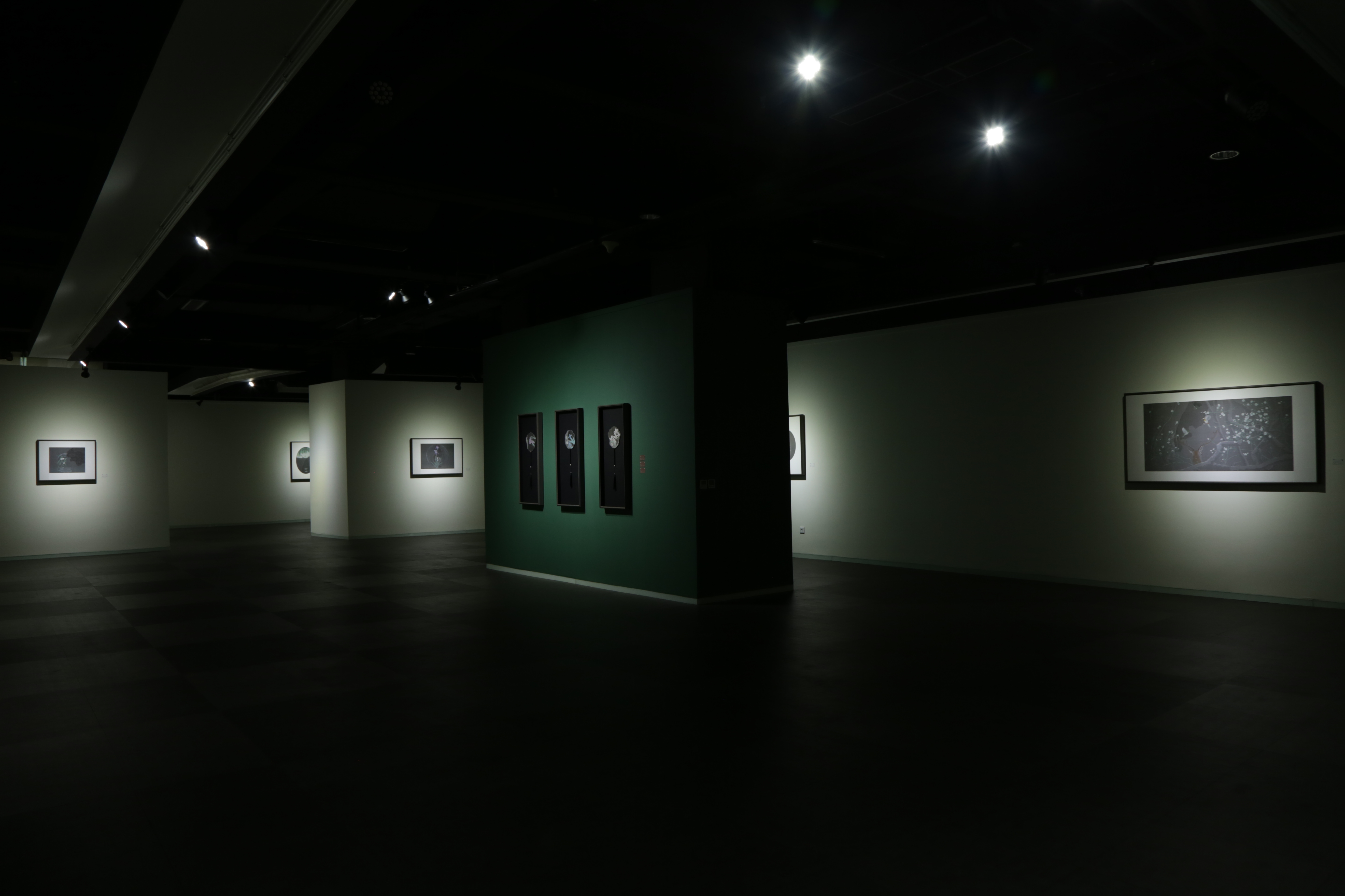 了了阁画廊(了了·艺术传播机构)1999年成立于四川成都,为经营原创