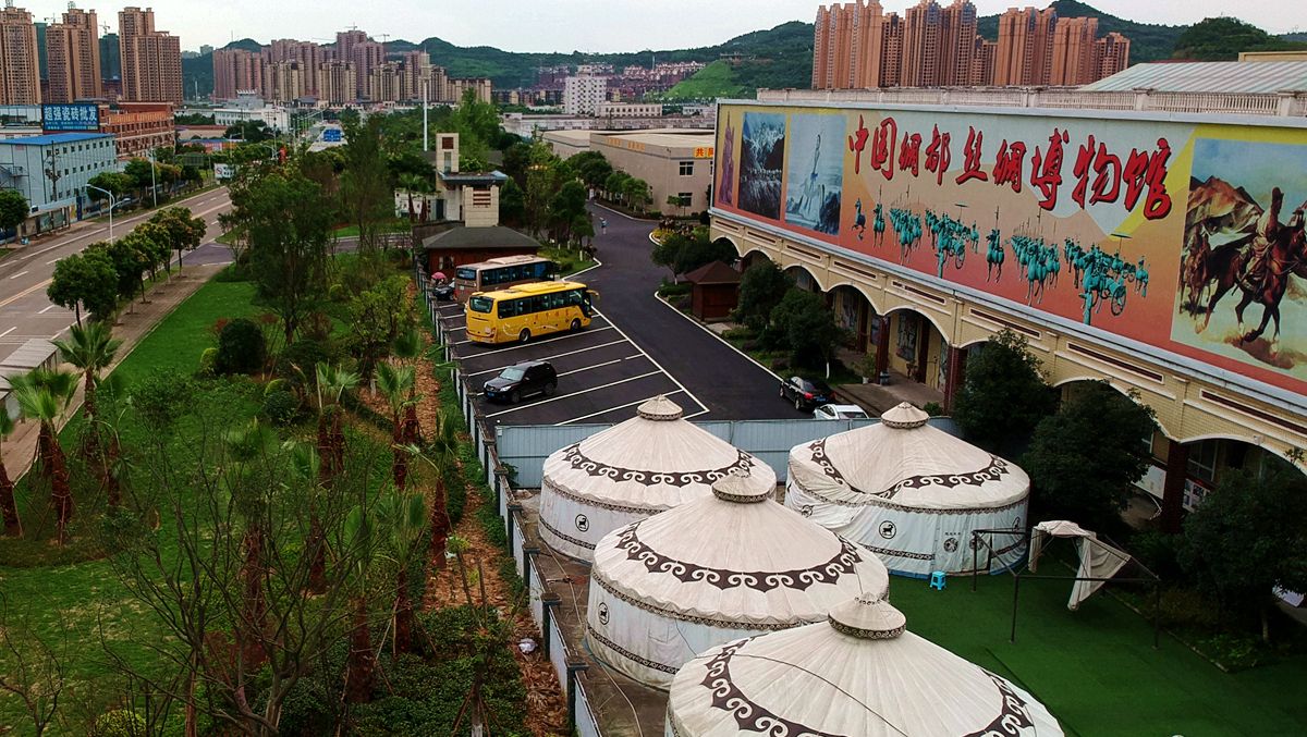  p>中国绸都丝绸博物馆为集丝绸历史,文化,展销为一体的丝绸体验馆