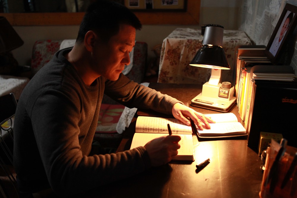 《警察日记》是内蒙古鄂尔多斯市打造的英模电影,由女导演宁瀛执导,男