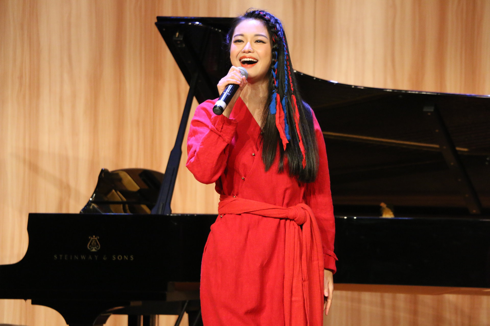  p>宁可,女,湖南邵东县斫曹乡石坪村人,海政文工团青年独唱演员, a