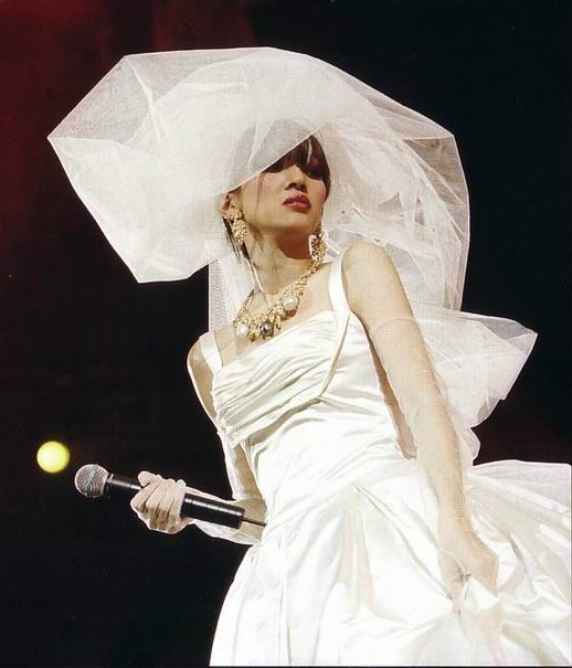 data-lemmaid="230174">梅艳芳 /a>罹癌后逝世前的最后一次踏上红馆