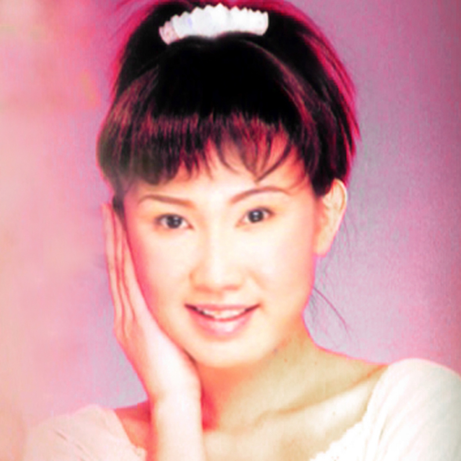 她是童星出身,出道时期以小萍萍的艺名演唱福建歌曲红透歌坛,告别童星