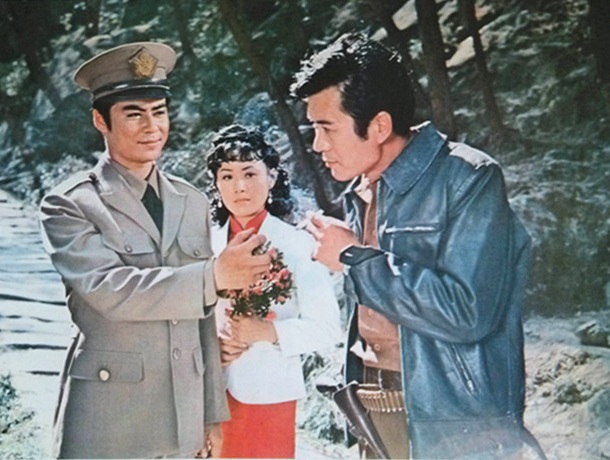  p>《笑迎大地春光秀》是故事片《雾都茫茫》的电影插曲,该曲由吴雁泽