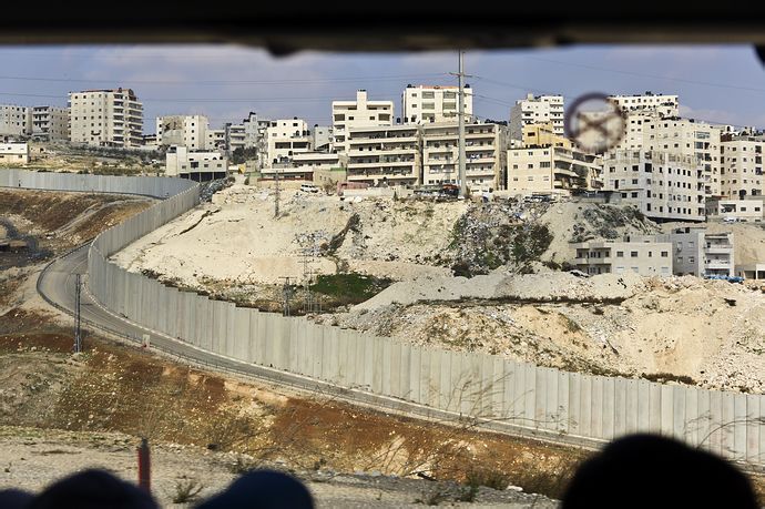  p data-id="gnb3xhztop">隔离墙即自2002年6月起,以色列政府开始沿