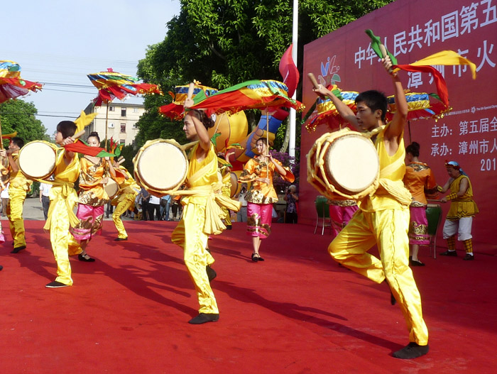  p>大鼓凉伞流传于福建漳州芗城,龙文,角美,龙海一带的地方传统舞蹈.