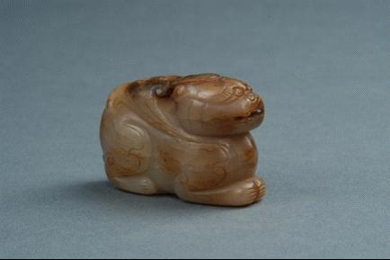  p>匍卧玉兔饰属于清代文物,长3.