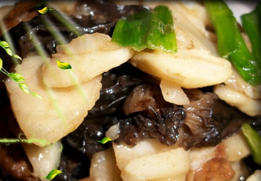 荸荠黑木耳炒肉片