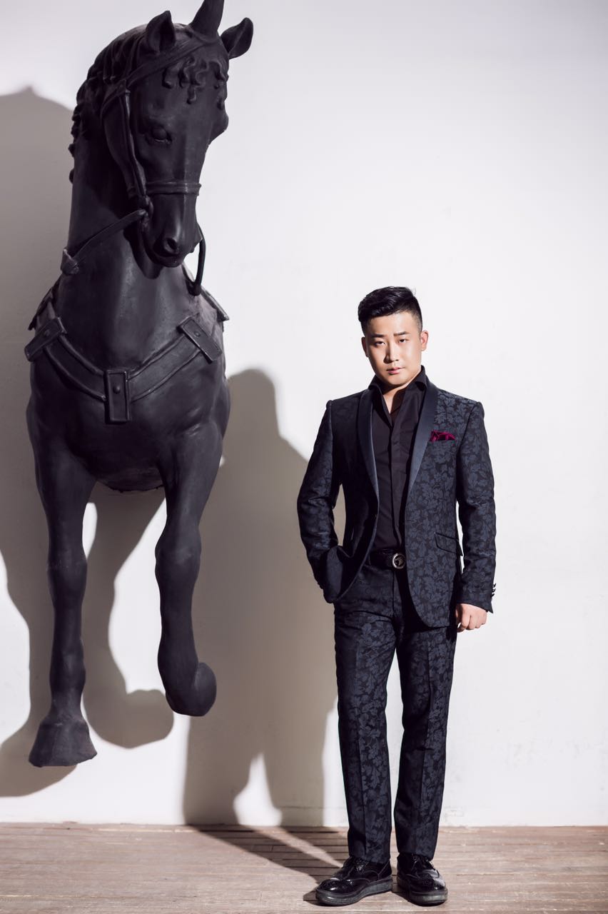 这首歌由李绰(艺名 a target="_blank" href="/item/小鹏飞/4837122"