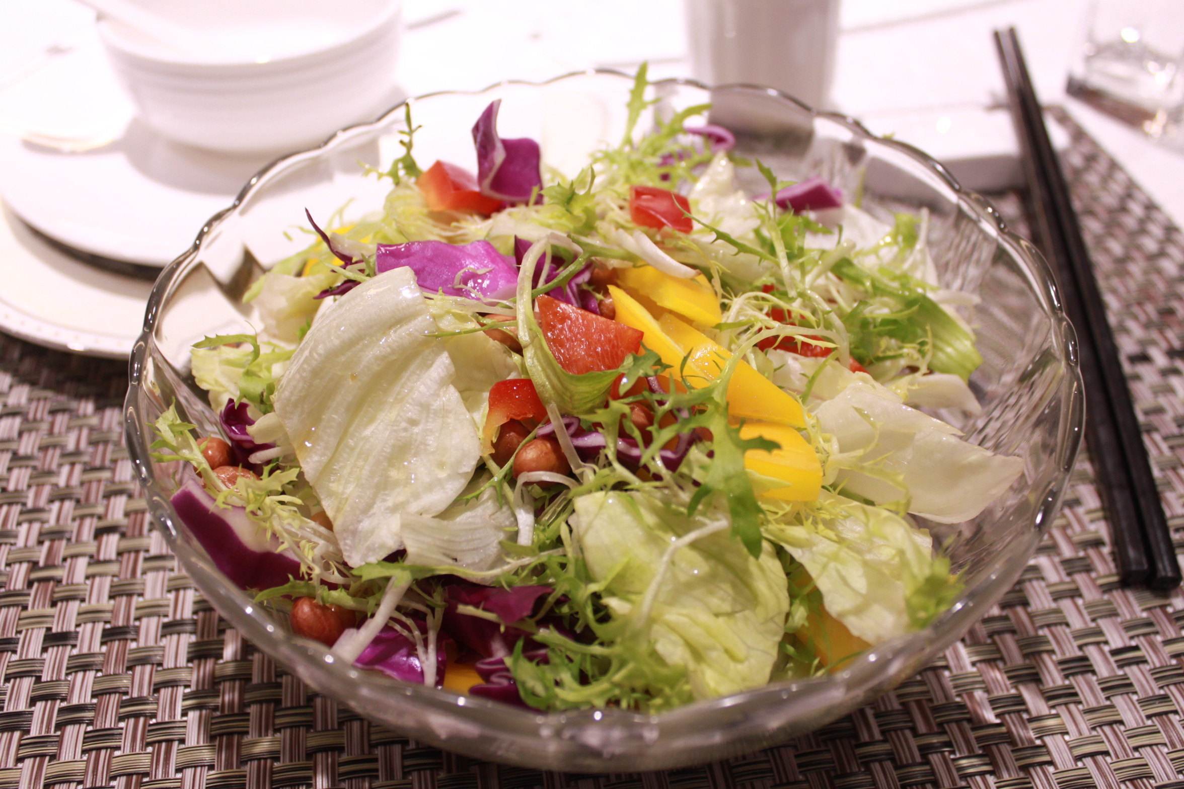  p>减肥大拌菜是一道菜品,主要原料有苦菊,生菜,黄瓜,小西红柿,樱桃小