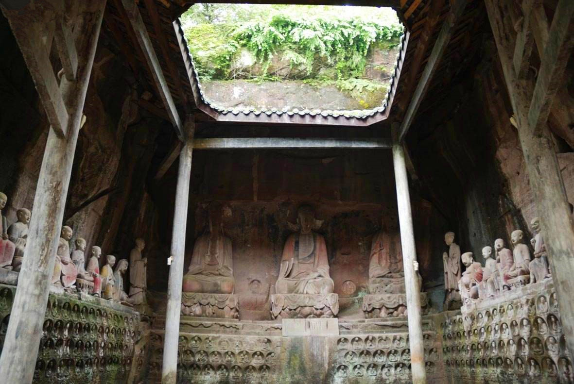 四川深山有一藏宝洞，洞口文字堪称天书，海内外专家研究至今无果_百科TA说