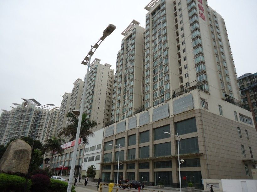 嘉南美地是位于深南大道与甲东街交汇的普通住宅