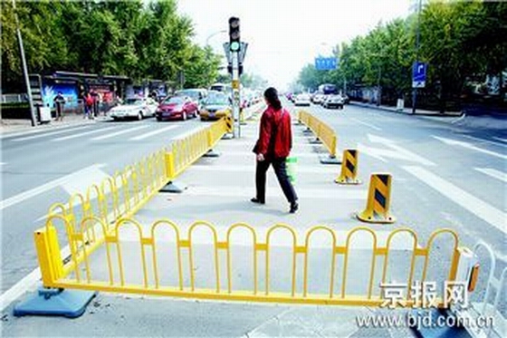  p>安全岛是一种安装在斑马线上的安全装置,与斑马线长度相当,两端还