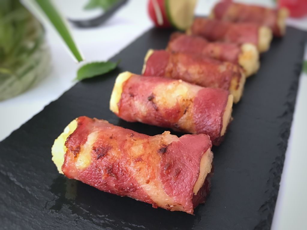  p>培根土豆卷是一道菜品,主料为小土豆,培根. /p>