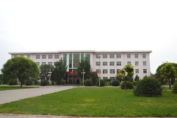  p>朝阳市第三高级中学始建于1985年,原名朝阳市龙城区高级中学,1996