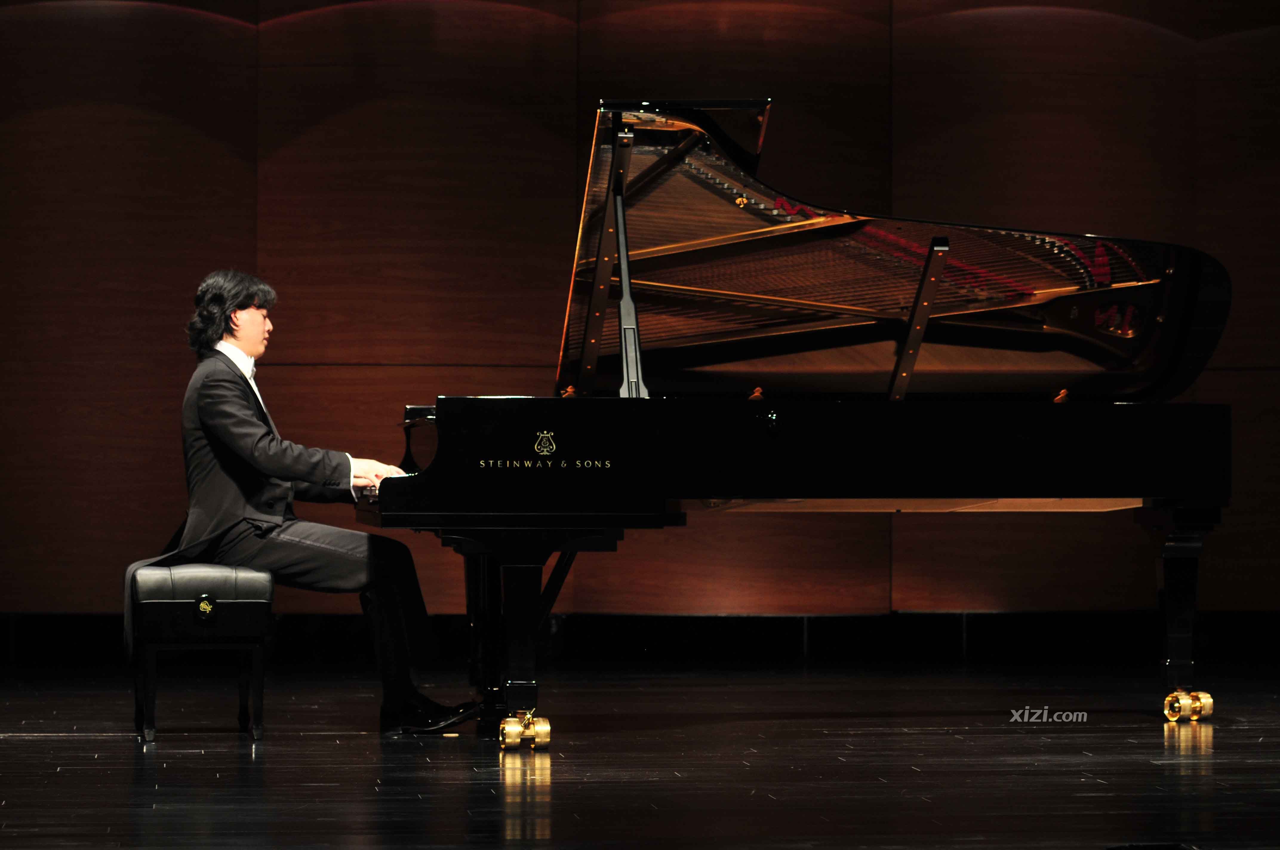  p>李云迪(yundi),1982年10月7日出生于中国重庆,钢琴演奏者.