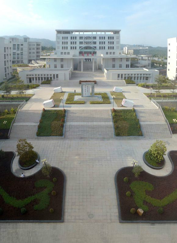  p>揭东二中是揭东区(2013年3月撤县并区)级公办重点中学,位于揭东区