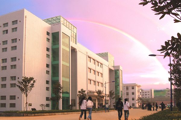  p>衡阳市华岳实验中学创办于2010年,是隶属于一所全日制,全寄宿,全