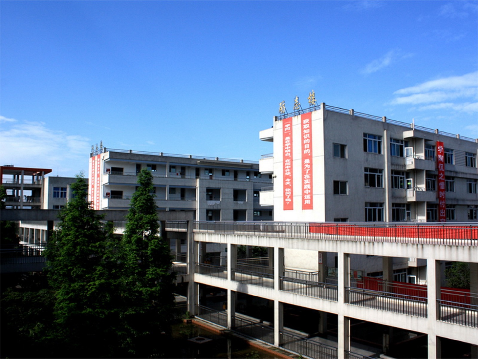 1 high school)简称龙泉一中,是四川省国家级示范性普通高中, a