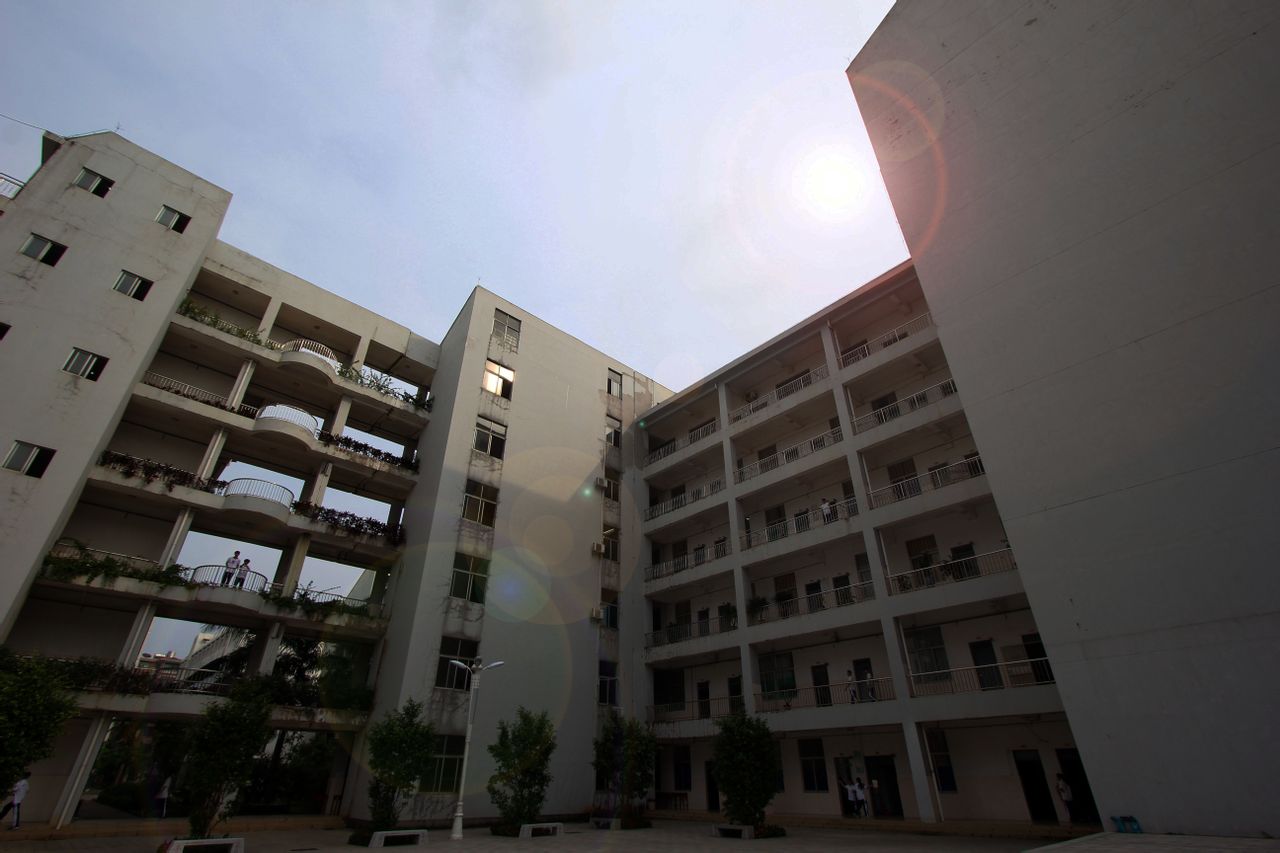 简称(海师附中),坐落于海南省海口市,是海南省重点中学,海南省一级甲