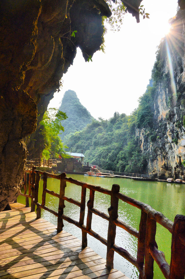  p>英西峰林风景区位于广东 a target="_blank" href="/item/英德市