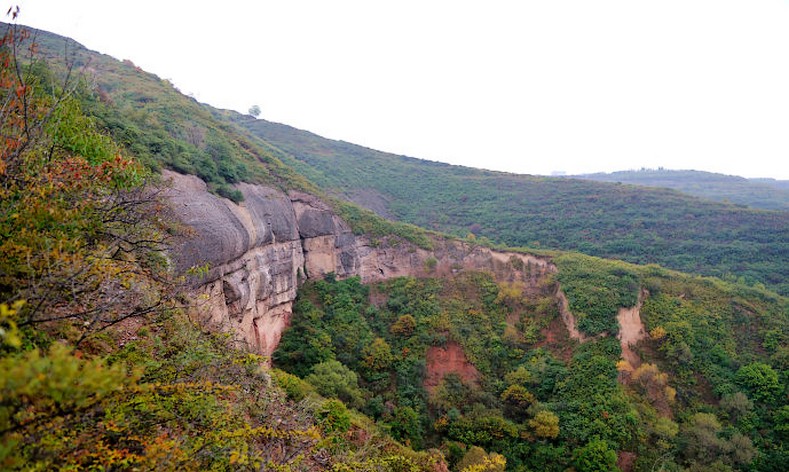 即广义的"子午岭",包括横岭,斜梁,老爷岭,青龙山,子午岭(狭义)等山脉