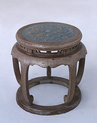 明黑漆撒螺钿珐琅面龙戏珠纹圆凳