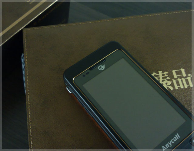  p>三星w799采用了翻盖造型双屏设计,内外两个屏幕都为3.