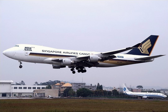 下推出的大型商用宽体客/货运输机(wide-body commercial airliner
