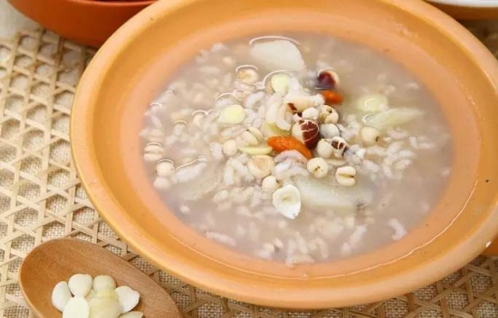 p>百合芡实汤是以百合,芡实为主料制作的药膳. /p>