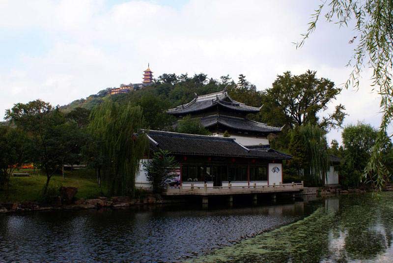 灵山位于蒙城县小涧镇北五里,山之巅有一古寺曰九鼎灵山寺.