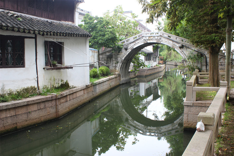 练塘老街宁静安详,青青市河犹如一条玉带,蜿蜒曲折,贯穿古镇东西,10多