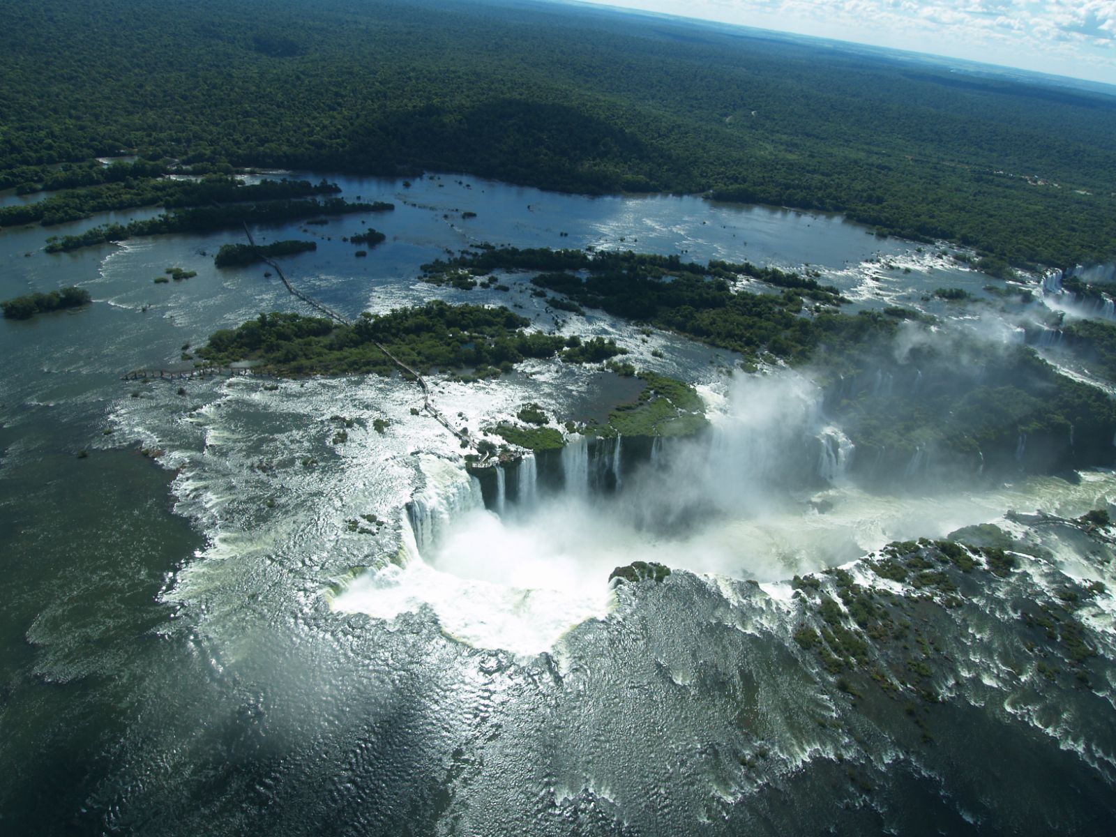  p data-id="gnszlkxtfn">伊瓜苏大瀑布是世界上最宽的瀑布,位于 a