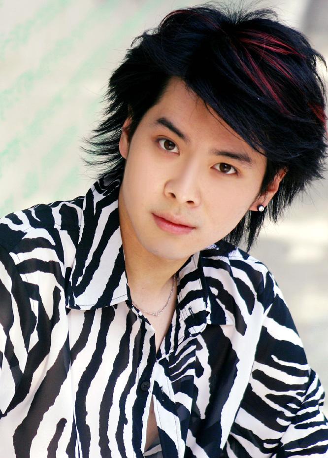 原名徐垚,1983年4月17日出生于山东省济南市,中国内地男演员,毕业于 a