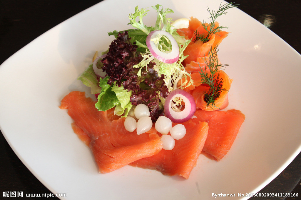  p data-id="gnwllru3j9">烟熏三文鱼是一道西餐菜品,主要食材是