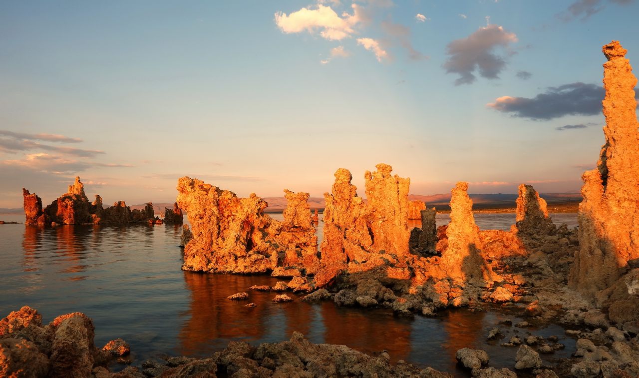  p>莫诺湖(mono lake)位于美国 a href="#">加州 /a>东部,是加州第二