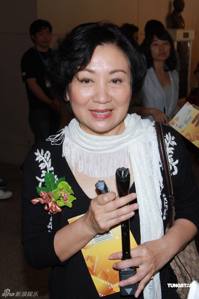  p>鲍起静,1949年7月20日出生于中国香港,原籍安徽歙县,中国香港女