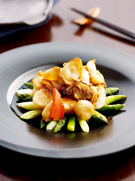  p>芦笋玉带炒鲜鲍片,是一道由芦笋,鲜鲍鱼带子制成的粤菜,带子和鲜鲍