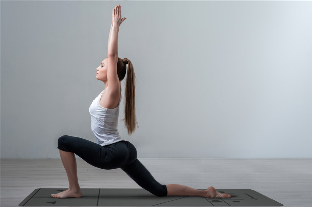  p>新月式是一种正位瑜伽体式,能够舒展髋部和肩部等. /p>