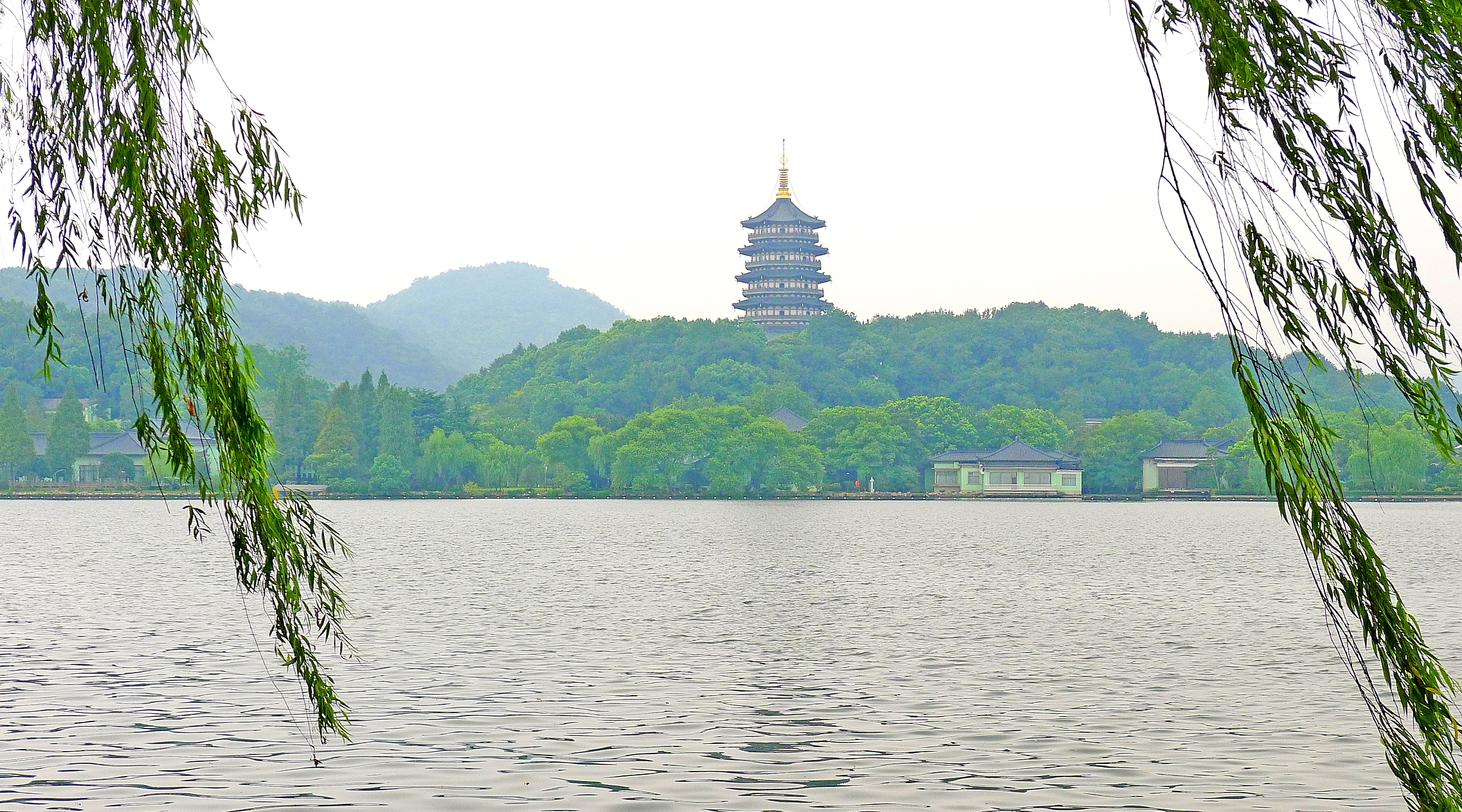  p>净慈寺,位于浙江省杭州市的西湖南岸,雷峰塔对面,是 a target="