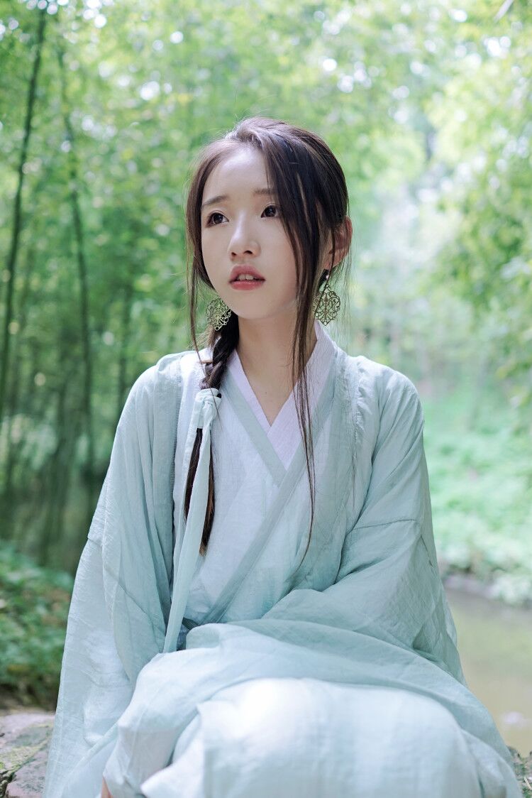  p data-id="godvlv4j6v">鹿小草,中国内地女歌手,青藤文化旗下艺人.