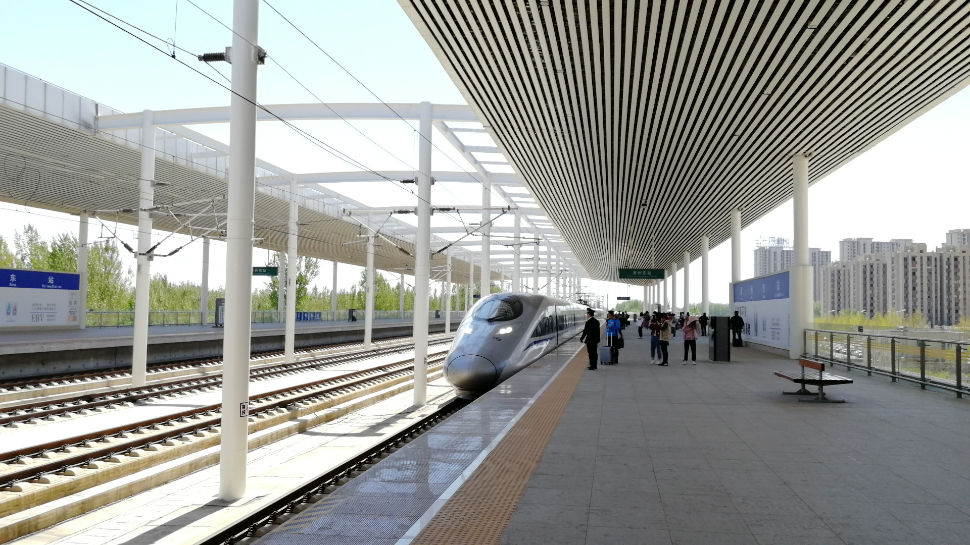  p>crh380a型电力动车组,全称"和谐号crh380a(l)型电力动车组",又名"
