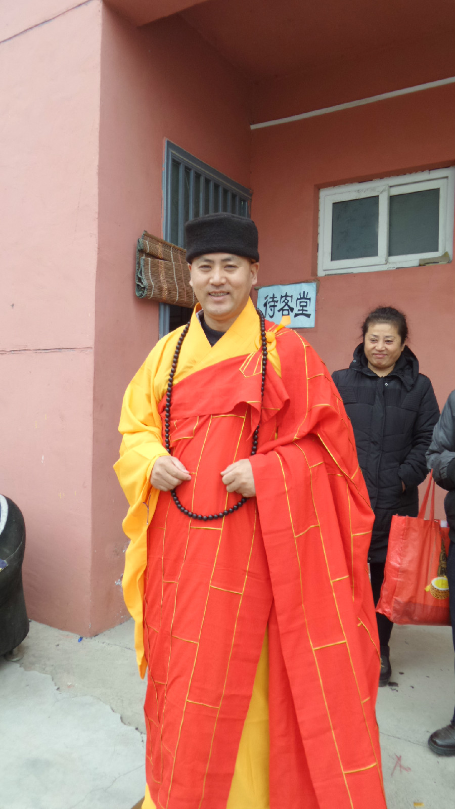 高中毕业后去少林寺学武,后投入释延佛大师门下,就读于九华山佛学院.