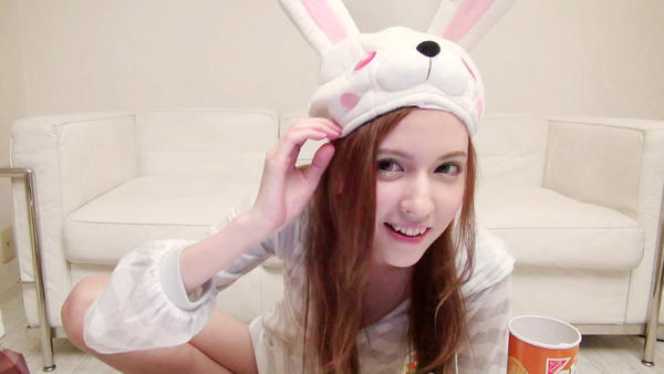  p>水咲萝拉(水咲ローラ),原名泷泽萝拉,1992年6月出生于日本东京