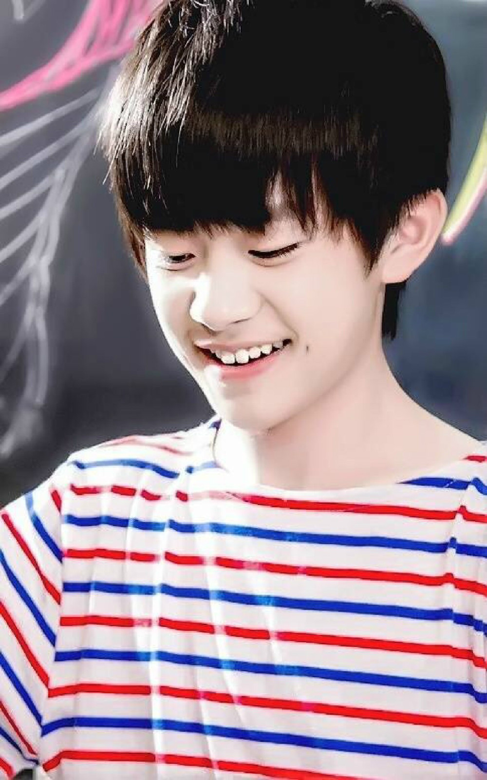  p>易烊千玺,2000年11月28日生于湖南怀化,中国内地男演员,歌手,舞者